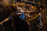 Scouts vs. Zombies - Handbuch zur Zombie-Apokalypse – Carter (Logan Miller, r.) und seine Freunde müssen zu ihrem Entsetzen feststellen, dass sich fast alle Bewohner ihrer Stadt in Zombies verwandelt haben. Jetzt gilt es, die Überlebensstrategien der Pfadfinder anzuwenden ...