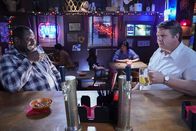 Young Sheldon – Coach Wilkins (Doc Farrow, l.); George Cooper sen. (Lance Barber, r.)