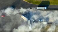 Crashtest Extrem: Das Experiment – Der Megacrash aus der Vogelperspektive: Acht Fahrzeuge rasen bei dem Experiment auf einem Flugplatz an Schottlands Westküste ineinander. Die Auswertung der dabei gesammelten Daten soll der Unfallforschung wertvolle Erkenntnisse liefern.