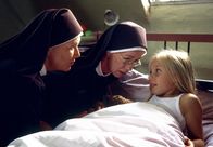 Um Himmels Willen – Schwester Lotte (Jutta Speidel, l.) und Schwester Felicitas (Karin Gregorek, M.) kümmern sich liebevoll um die kleine Trudi (Laura Borlein, r.).