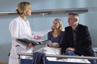 In aller Freundschaft – Dr. Lea Peters (Anja Nejarri, links) hält eine Operation bei Claus Wiedings (Johannes Hitzblech) Epilepsie für möglich. Die Medizin hat große Sprünge gemacht - natürlich bleibt das Risiko, dass der hauptberufliche Übersetzer nach der OP Störungen des Sprachvermögens hat, aber es ist weitaus kleiner als noch vor einigen Jahren. Außerdem wird Claus nur lokal betäubt und während des Eingriffs wach sein, um ständig seine Sprache überprüfen zu können. Während Claus das absolut in Erwägung zieht, macht sich seine Frau Susan (Nicole Ernst, Mitte) große Sorgen und rät ihm ab.