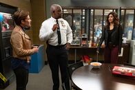 Brooklyn Nine-Nine – (v.l.n.r.) Jocelyn (Cameron Esposito); Captain Ray Holt (André Braugher); Rosa Diaz (Stephanie Beatriz)