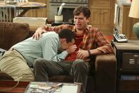 Two and a Half Men – Das Mitleid eines Freundes: Jon Cryer als Alan Harper, Ashton Kutcher als Walden Schmidt (Copyright SRF/Warner Bros.)