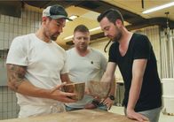 Brotzeit – Die „Wildbakers" Johannes Hirth (Mitte) und Jörg Schmid zu Besuch bei Bäckermeister Michael Schulze in Freiburg.