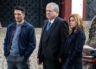 Der Staatsanwalt – Oberkommissar Max Fischer (Max Hemmersdorfer, l.), Oberstaatsanwalt Bernd Reuther (Rainer Hunold, M.) und Hauptkommissarin Kerstin Klar (Fiona Coors, r.) sind einigermaßen geschockt von dem, was sie in ihrem aktuellen Fall erleben müssen.