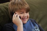 Two and a Half Men – Wenn Jake (Angus T. Jones) mit seiner Freundin telefoniert, beachtet er keinen Menschen in seiner Umgebung ...