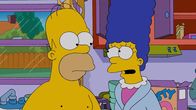 Die Simpsons – Marge (r.) macht sich große Sorgen um Homer (l.), weil er so ungesund lebt, und redet ihm immer wieder ins Gewissen. Obwohl Homer gelobt, sich zu bessern, kann er doch nicht anders, als seinen Lebensstil mit Bier, Chips und Fernsehen weiterzuführen ...