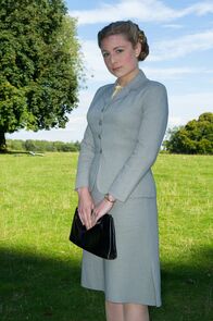 Father Brown – Die Sekretärin Matilda Newell (Emma Hiddleston) war die Geliebte des Bürgermeisters.