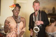 Father Brown – Die Jazzsängerin Yveline Lafond (Michelle Asante) und der Saxofonist Joseph Sinclair (Paul Thornley) beeindrucken Father Brown mit ihrer Musik. Er bietet der Band einen Schlafplatz an. Noch kann niemand ahnen, welche Tragödie sich ereignen wird.
