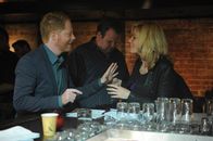 Modern Family – (v.li.) Jesse Tyler Ferguson (Mitchell Pritchett), Eric Stonestreet (Cameron Tucker), Elizabeth Banks (Sal).