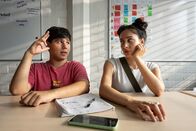 neoriginal: Like a Loser – Ernst Hakke (Diyar Ilhan, l.) versucht, Anna (Kayla Shyx, r.) zu beeindrucken – doch ihre skeptische Miene spricht Bände.