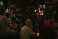 How I Met Your Mother – Marshall (Jason Segel, r.) nimmt Robin mit in eine Bar, die ihn an seine Heimat Minnesota erinnert. Robin ist begeistert ...