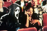 Scary Movie – L-R: The Killer (Dave Sheridan) und Brenda (Regina Hall)