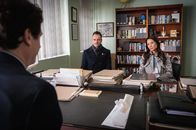 Elementary – Als Holmes (Jonny Lee Miller, l.) und Watson (Lucy Liu, r.) selbst Ermittlungen aufnehmen, um herauszufinden, welche Verbindung zwischen ihm und der Toten tatsächlich bestand, stoßen sie schon bald auf merkwürdige Hinweise ...