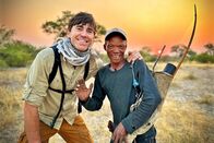 Durch die Wildnis mit Simon Reeve – Durch die Wildnis mit Simon Reeve Die Kalahari Simon Reeve mit San-Jäger Tui in der Kalahari Copyright: SRF/BBC/The Garden/Piers Leigh