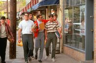 Geboren am 4. Juli – Ein Bild aus glücklichen Tagen: Timmy (Frank Whaley, l.), Stve Boyer (Jerry Levine, 2.v.l.), Joey (Richard Panebianco, 4.v.r.), Tommy (Rob Camilletti, 3.v.r.) und Ron Kovic (Tom Cruise, 2.v.r.) verbringen viel Zeit miteinander.