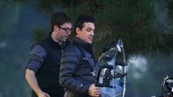 UFO-Jäger – Fresno, CA USA: Ben McGee und James Fox halten während einer Untersuchung ein Gerät in der Hand. (Bildnachweis: National Geographic Channels/Ping Pong Productions)