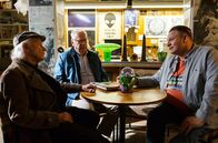 Rentnercops – Edwin Bremer (Tilo Prückner, l.) und Günter Hoffmann (Peter Lerchbaumer, M.) finden die Theorien von Gregor (Oliver Fleischer, r.) äußerst seltsam.