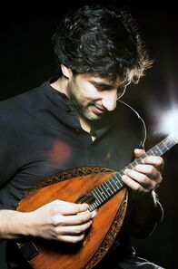 Avi Avital – Avi Avital reizt die klanglichen Möglichkeiten des Zupfinstruments mit dem mandelförmigen Korpus virtuos aus.