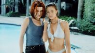 Wild Things – Der gemeinsame Hass auf ihren Lehrer schweißt die reiche Kelly (Denise Richards, r.) und Außenseiterin Suzie (Neve Campbell) zusammen.