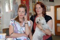 Die Rosenheim-Cops – Eigentlich planten Marie Hofer (Karin Thaler, li.) und ihre Freundin Mitzi Reitmann (Marion Mathoi) einen netten Kinoabend, doch jetzt ist der Vorführer tot und der Film zu Ende.
