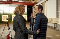 Die Heiland - Wir sind Anwalt – Romy Heiland (Christina Athenstädt, l.) weiß noch nicht, an welch geheimnisvollem Ort Rudi Illić (Aleksandar Jovanovic, r.) sie eingeladen hat: Eine Bogenschießanlage für Blinde.