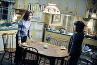 Malcolm mittendrin – L-R: Lois (Jane Kaczmarek), Piama (Emy Coligado)