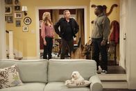 Last Man Standing – Vanessa (Nancy Travis, l.) und Mike (Tim Allen, M.) sind sehr verwundert, als ihr Nachbar Chuck Larabee (Jonathan Adams, r.) vorbeikommt und meint, ihr Hund Muffin werde Vater.
