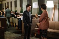 Loudermilk – Sam Loudermilk (Ron Livingston, l.); Sarah (Sarah Strange, r.)