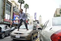 The Rookie – Unicorn Father (Kai Lennox) randaliert auf den Straßen von Los Angeles.