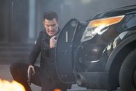 The Rookie – Officer Nolan (Nathan Fillion) gerät in Lebensgefahr, als neben ihm ein Geldtransporter explodiert und es zu einem Schusswechsel kommt.
