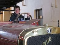 Verrückt nach Meer – Ausflug mit Umweltoffizier André Klein und Praktikant Markus Henseler zur deutschen Feuerwache in Punta Arenas. Markus sitzt in einem alten Feuerwehrauto von 1929.