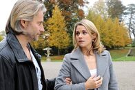 Sturm der Liebe – ARD STURM DER LIEBE FOLGE 1672 Uhr im ERSTEN. Marlene (Lucy Scherer, r.) ist entsetzt, als sie von Michael (Erich Altenkopf, l.) erfährt, dass Doris Konstantin doch operieren lassen will.