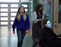 Speechless – (v.l.n.r.) Dylan DiMeo (Kyla Kenedy); Maya DiMeo (Minnie Driver); Ray DiMeo (Mason Cook)