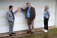 Die Rosenheim-Cops – Die Kommissare Stadler (Dieter Fischer, M.) und Winter (Vanessa Eckart, r.) haben den Verdacht, dass Jakob Niedermayer (Enno Hesse, l.), der Halbbruder des Mordopfers, etwas zu verbergen hat. Ob ein Blick in dessen Garage Licht ins Dunkel bringt?