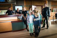 Notruf Hafenkante – Franzi (Rhea Harder-Vennewald, vorne M.) freut sich, dass sie ihre Kinder Emma (Luna-Faye Wegener, vorne l.) und Felix (Fynn Staats, vorne r.) vom Dienst abholen. Sie hatte schon Angst, dass sie sie wegen ihrer neuen Nanny nicht vermissen würden (im Hintergrund: Bruno F. Apitz, l., Harald Maack, 2.v.l., Sanna Englund und Matthias Schloo, r.).