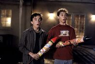 Malcolm mittendrin – Malcolm (Frankie Muniz, l.) und Reese (Justin Berfield) reißen sich versteckte Feuerwerkskörper unter den Nagel.