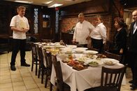 In Teufels Küche mit Gordon Ramsay – Schwierige Mission: Gordon Ramsay (l.) muss vor allem das Essen im Restaurant "Davide" verbessern, wenn er dem Lokal noch helfen möchte ...