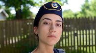 Thin Blue Line – Leahs (Gizem Erdogan) Kritik am neuen harten Durchgreifen der Polizei beschert ihr eine Menge Ärger. Nicht nur aus Teilen der Gesellschaft, sondern auch von einigen ihrer Kollegen.