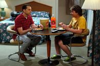 Two and a Half Men – Der Ausflug nach Sacramento verläuft anders als geplant: Alan (Jon Cryer, l.) und Jake (Angus T. Jones, r.) ...