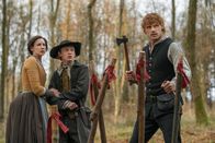 Outlander - Die Highland-Saga – Claire Randall (Caitriona Balfe), Young Ian Murray (John Bell), Jamie Fraser (Sam Heughan, r.)