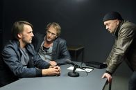 Ein starkes Team – Ben Kolberg (Kai Lentrodt, M.) und Otto Garber (Florian Martens, r.) verhören Christian König (Nils A. Schulz, l.) als weiteren Verdächtigen.