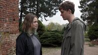 Tödliche Gier – Daniel Bergmann (Til Schindler, r.) ahnt nicht dass seine Freundin Svenja Bahnert (Sofie Eifertinger, l.) in der Gewalt von Geiselgangstern ist.