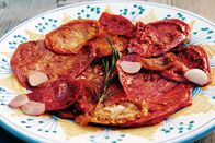 Zu Tisch ... – „Annettes bunte Paradeiser“: ihre selbst getrocknete Tomaten in Weißwein, Olivenöl und Balsamico schmecken auch im Sommer köstlich.