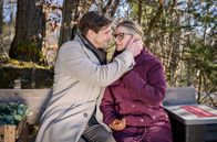 Sturm der Liebe – Paul (Sandro Kirtzel, l.) ist vor Josie (Lena Conzendorf, r.) entschlossen, sich von Constanze zu trennen.