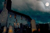Haunted Places – Verlorene Zeit in Stein gemeißelt – die Ruine der Bergkirche von Urwegen erhebt sich über dem Friedhof, ein stilles Zeugnis vergangener Jahrhunderte in Transsilvanien.
