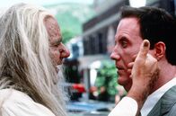 Stephen Kings Thinner - Der Fluch – Billy Halleck (Robert John Burke) bekommt den Fluch von Tadzu Lempke (Michael Constantine), da er seine Tochter überfahren hat.