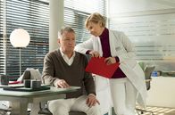 In aller Freundschaft – Dr. Roland Heilmann (Thomas Rühmann) freut sich für seine Frau Dr. Kathrin Globisch (Andrea Kathrin Loewig), die im Zusammenhang mit einem Patientenfall als "Leipzigerin des Jahres" ausgezeichnet wird. Doch irgendwie stört es ihn auch, dass sie allein im Fokus des Interesses steht, statt seine ganze "Felimedis"-Organisation.