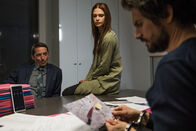 Einstein – Die beiden BKA-Beamten Frank Lewen (Stefan Gebelhoff, l.) und Julia Weigert (Laura Berlin, M.) sind fest davon überzeugt, dass Felix (Tom Beck, r.) nicht in der Lage ist, innerhalb kürzester Zeit nur anhand diverser Untersuchungsprotokolle einen Mörder ausfindig zu machen. Eine fatale Fehleinschätzung mit tödlichen Folgen ...