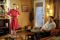 Young Sheldon – Mary (Zoe Perry, l.); George Sr. (Lance Barber, r.)